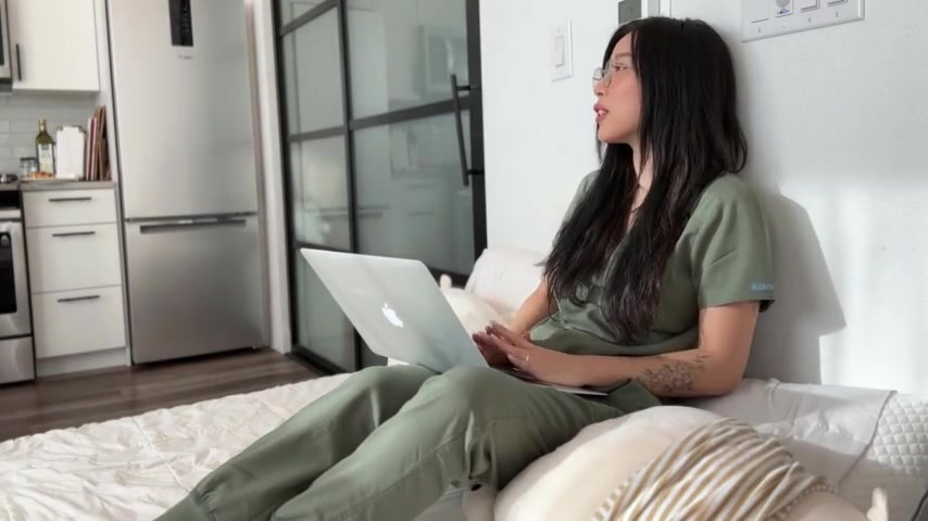 Elle Lee's glasses fog up as she gets creampied by her classmate in Scrubs